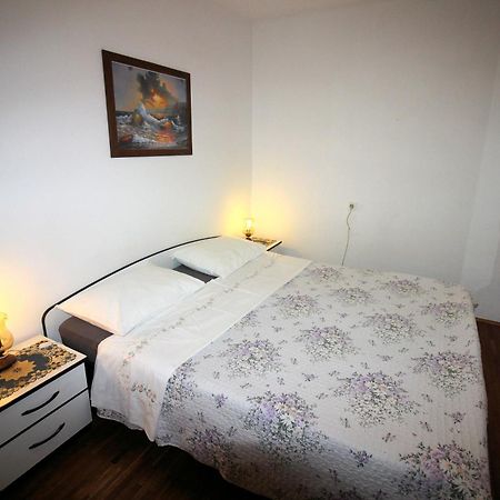 Apartment Leana Selce Exteriör bild