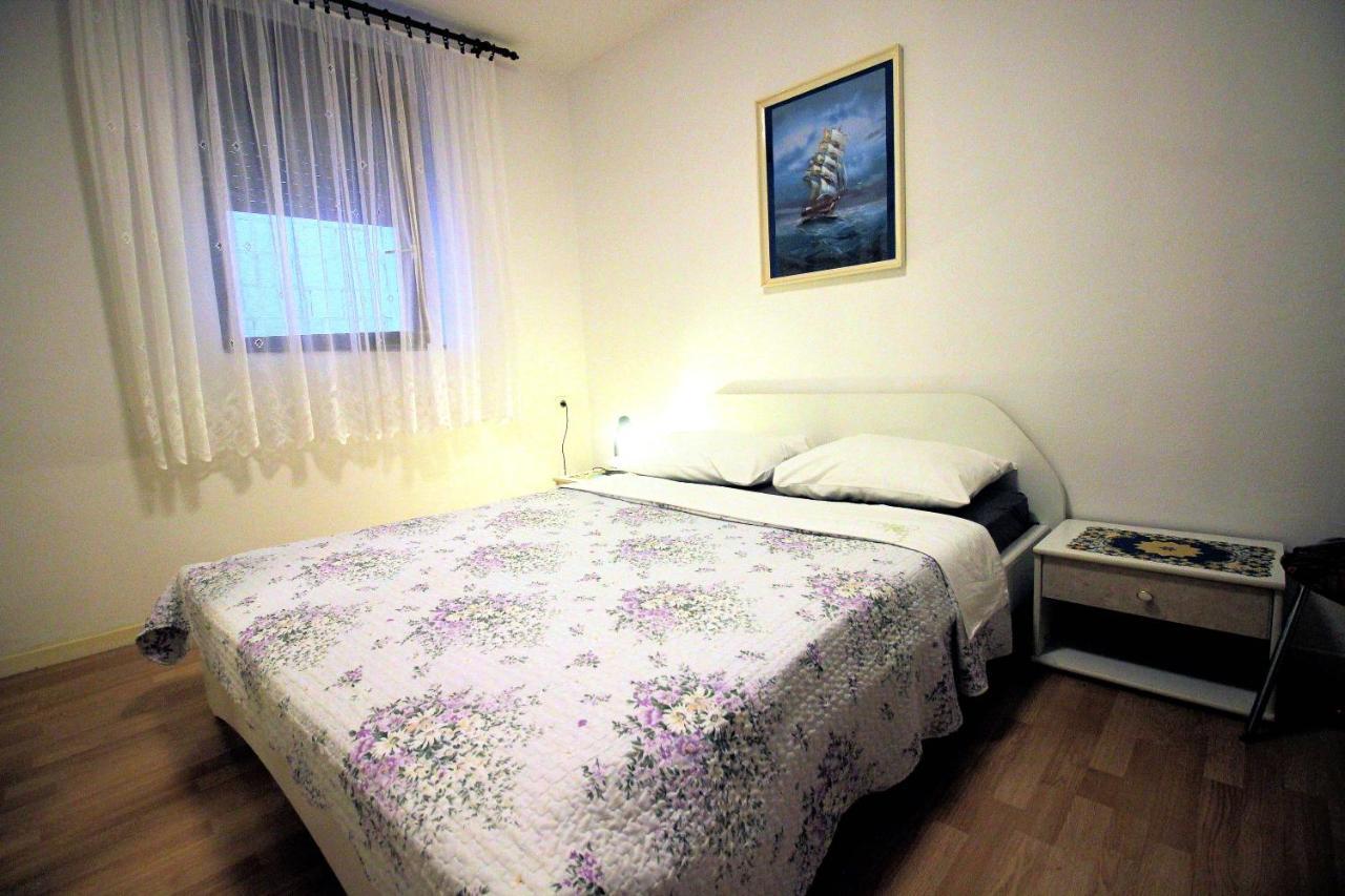 Apartment Leana Selce Exteriör bild