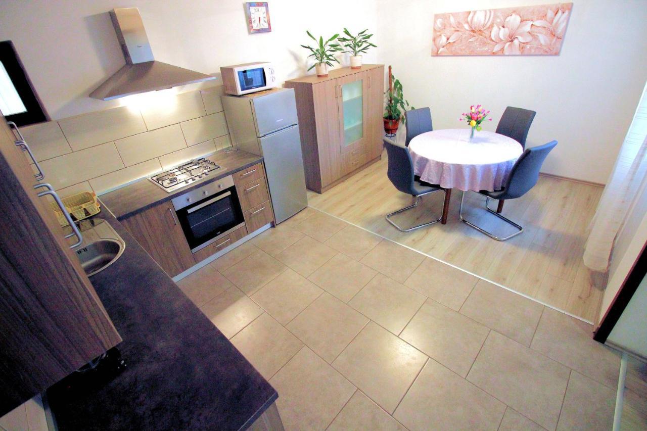 Apartment Leana Selce Exteriör bild