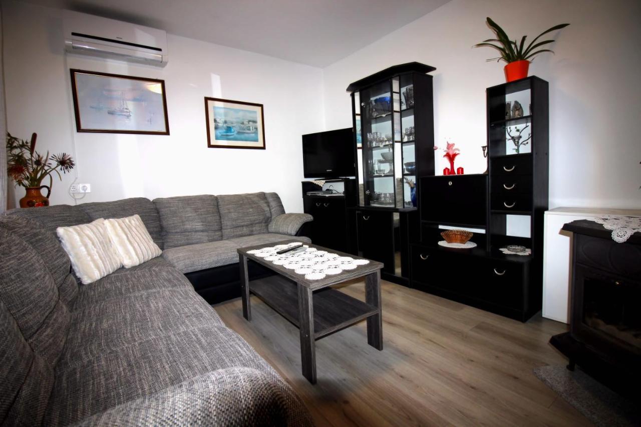 Apartment Leana Selce Exteriör bild