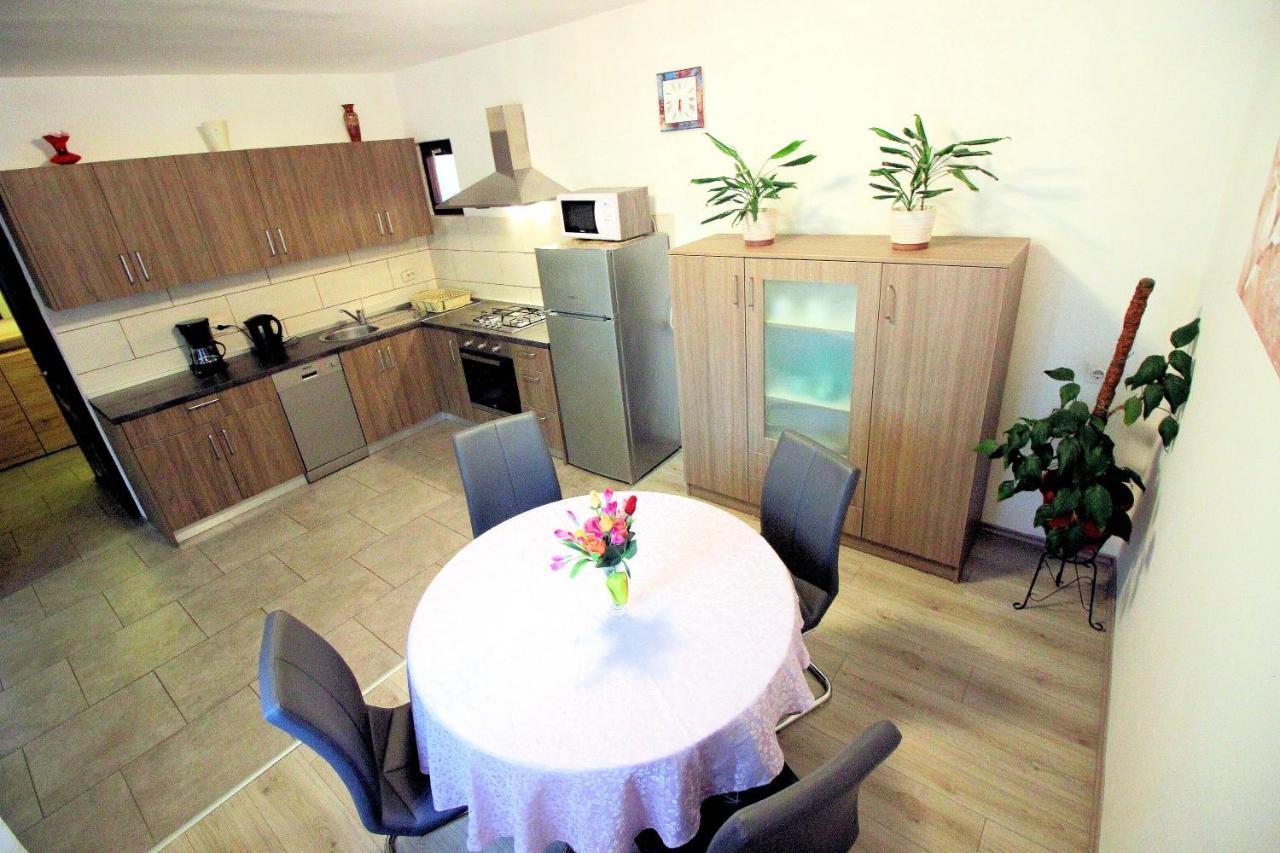 Apartment Leana Selce Exteriör bild